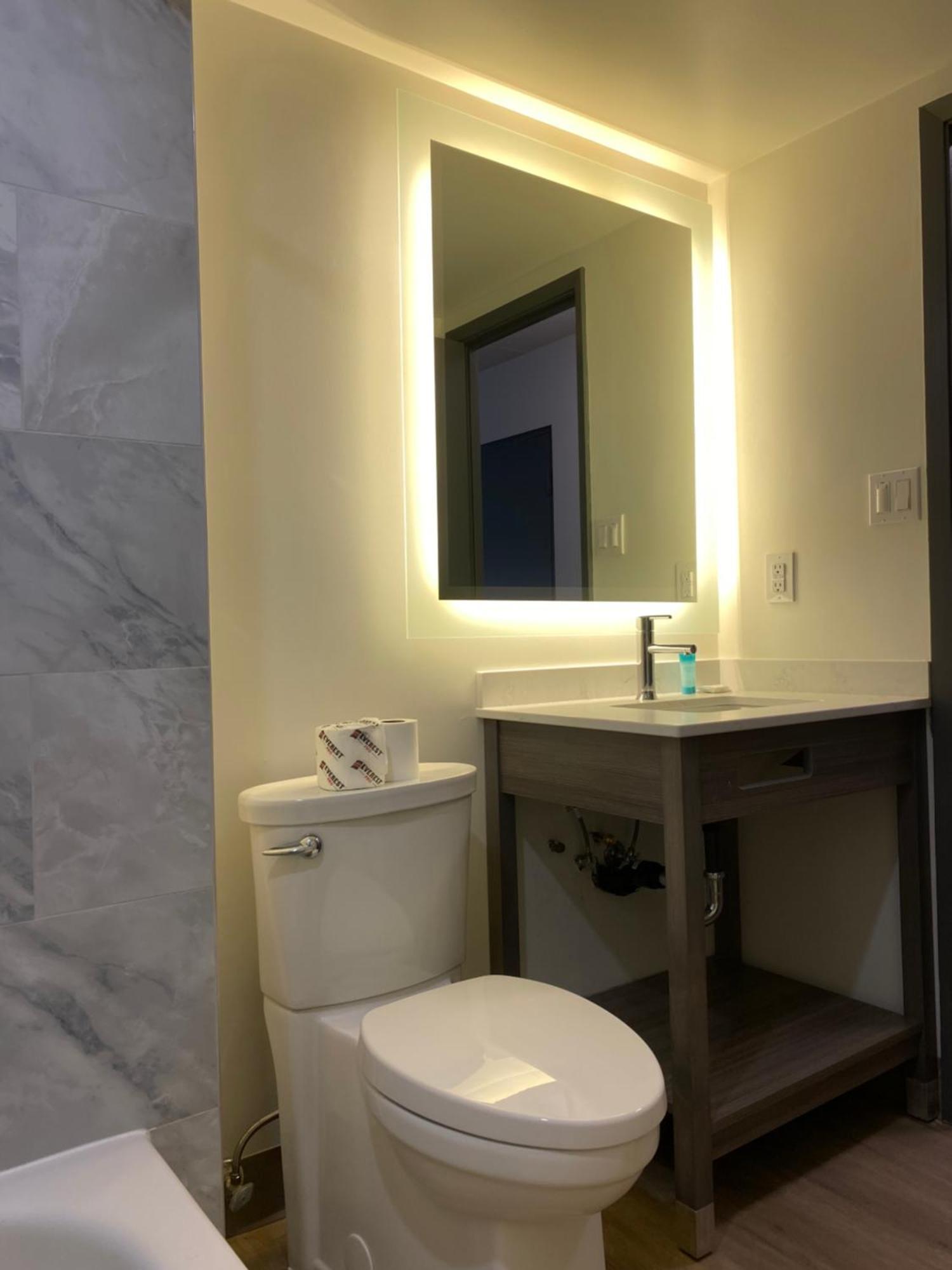 Ramada By Wyndham Kingston Motel ภายนอก รูปภาพ