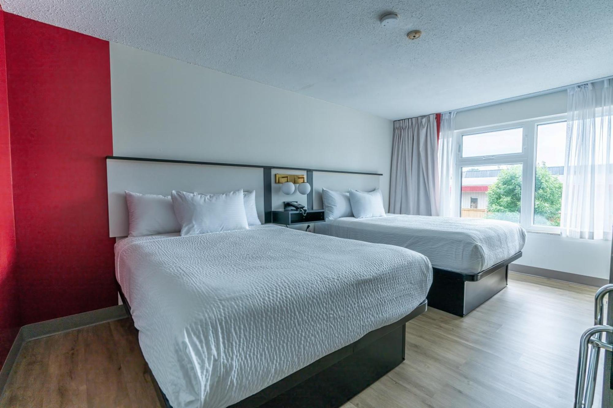 Ramada By Wyndham Kingston Motel ภายนอก รูปภาพ