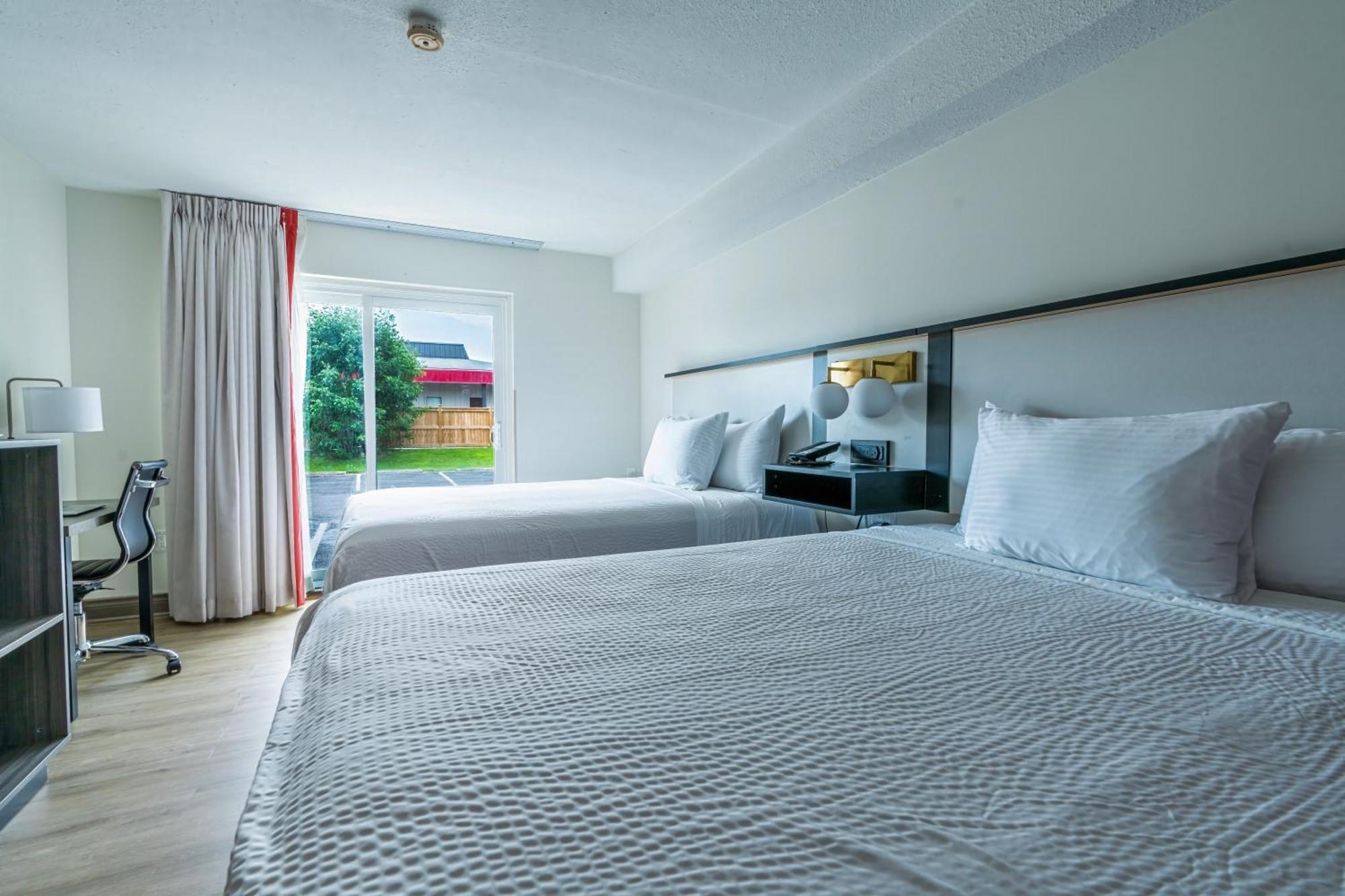 Ramada By Wyndham Kingston Motel ภายนอก รูปภาพ