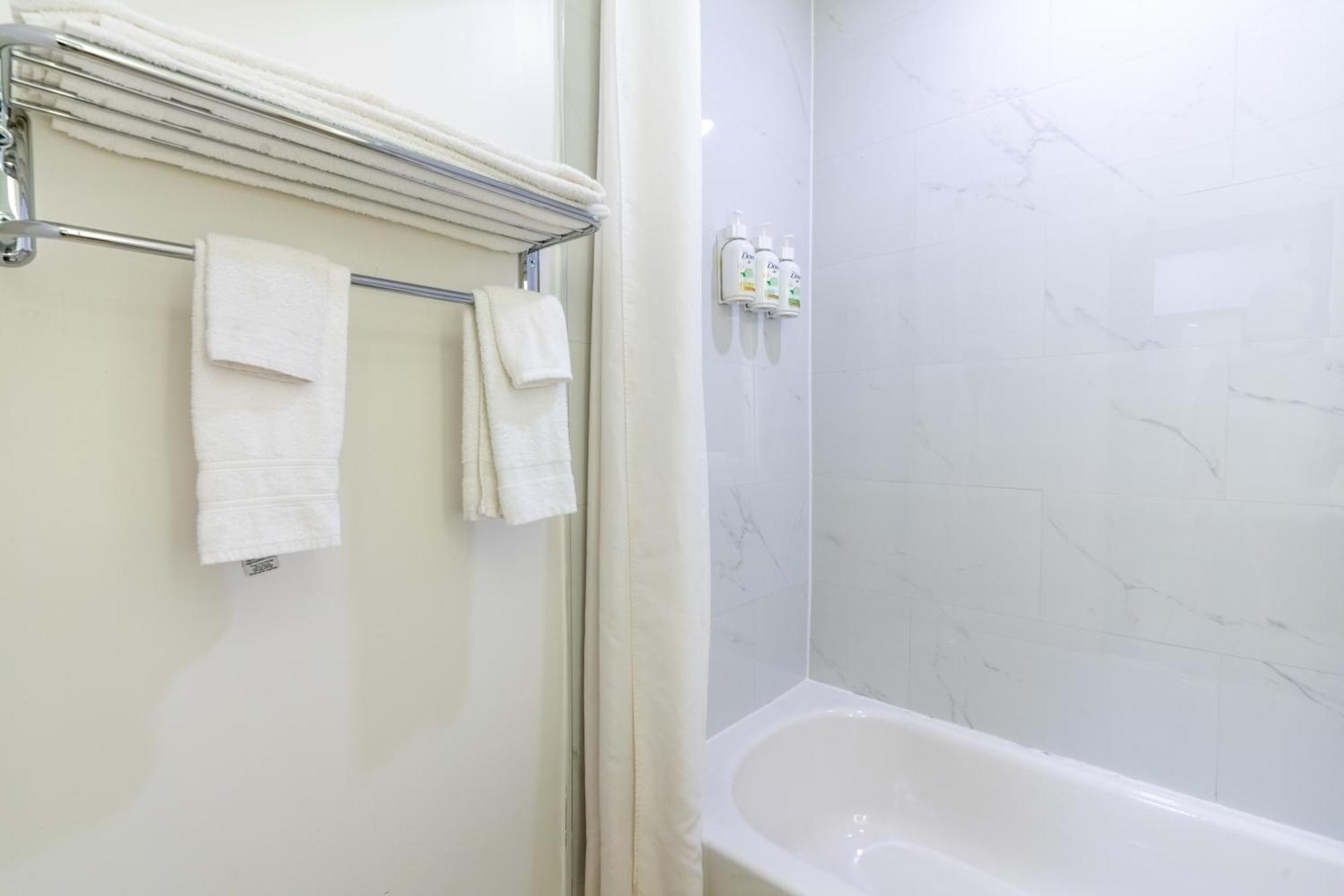 Ramada By Wyndham Kingston Motel ภายนอก รูปภาพ