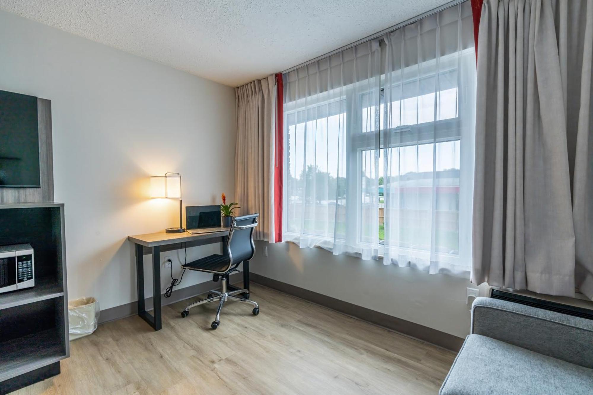 Ramada By Wyndham Kingston Motel ภายนอก รูปภาพ