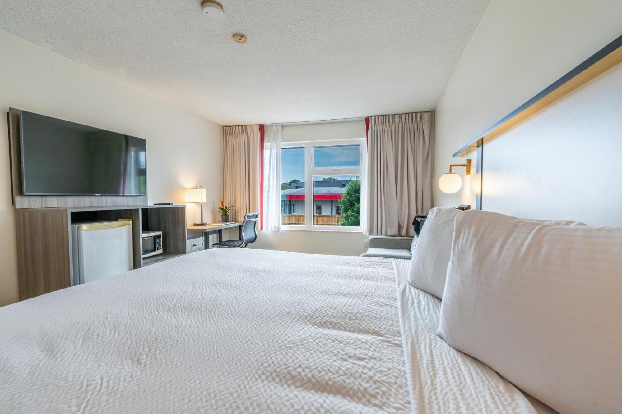 Ramada By Wyndham Kingston Motel ภายนอก รูปภาพ