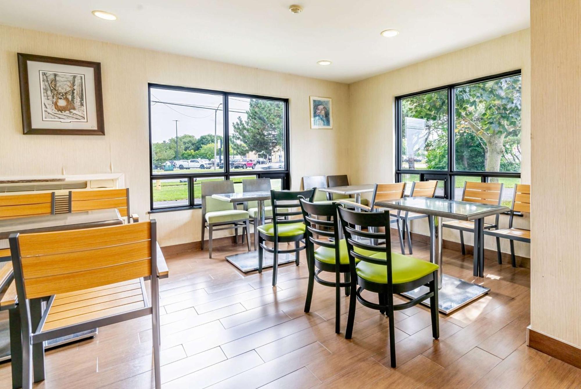 Ramada By Wyndham Kingston Motel ภายนอก รูปภาพ