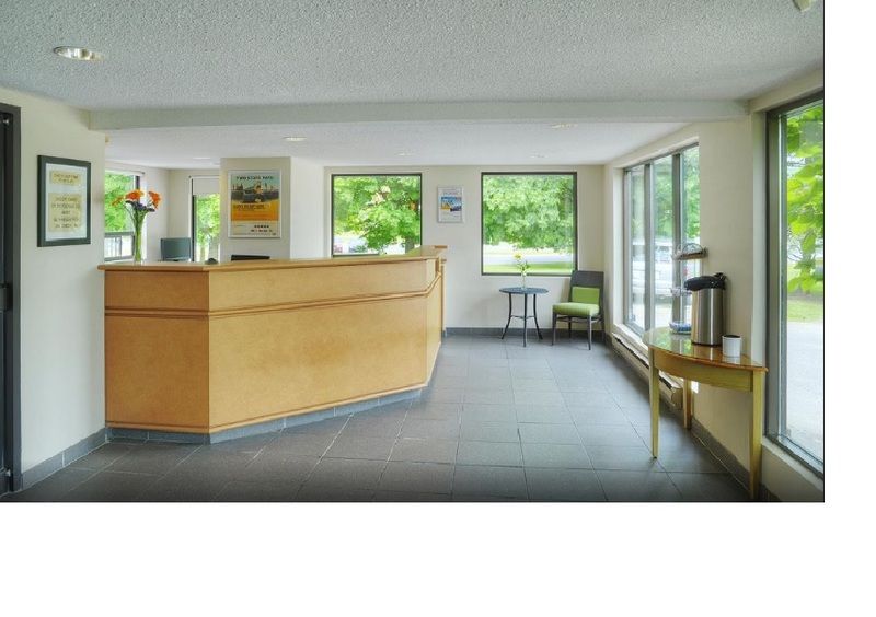 Ramada By Wyndham Kingston Motel ภายนอก รูปภาพ
