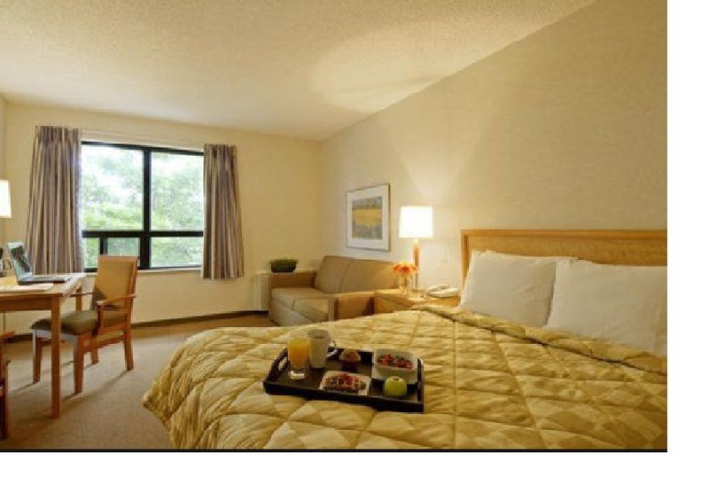 Ramada By Wyndham Kingston Motel ภายนอก รูปภาพ