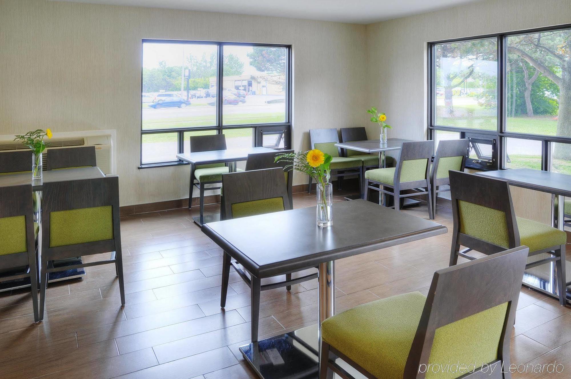 Ramada By Wyndham Kingston Motel ภายนอก รูปภาพ