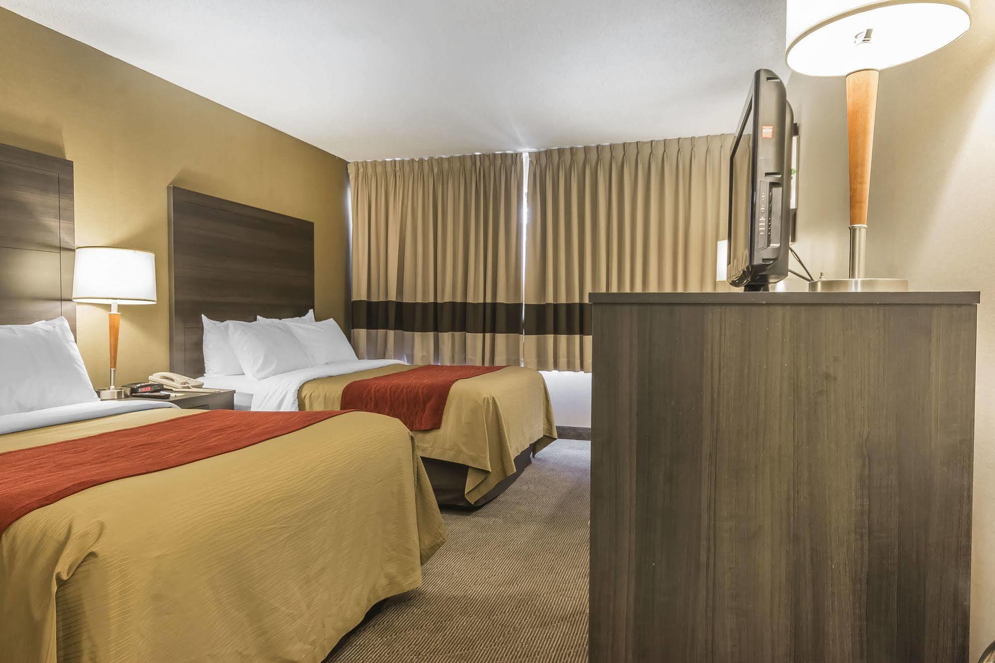 Ramada By Wyndham Kingston Motel ภายนอก รูปภาพ