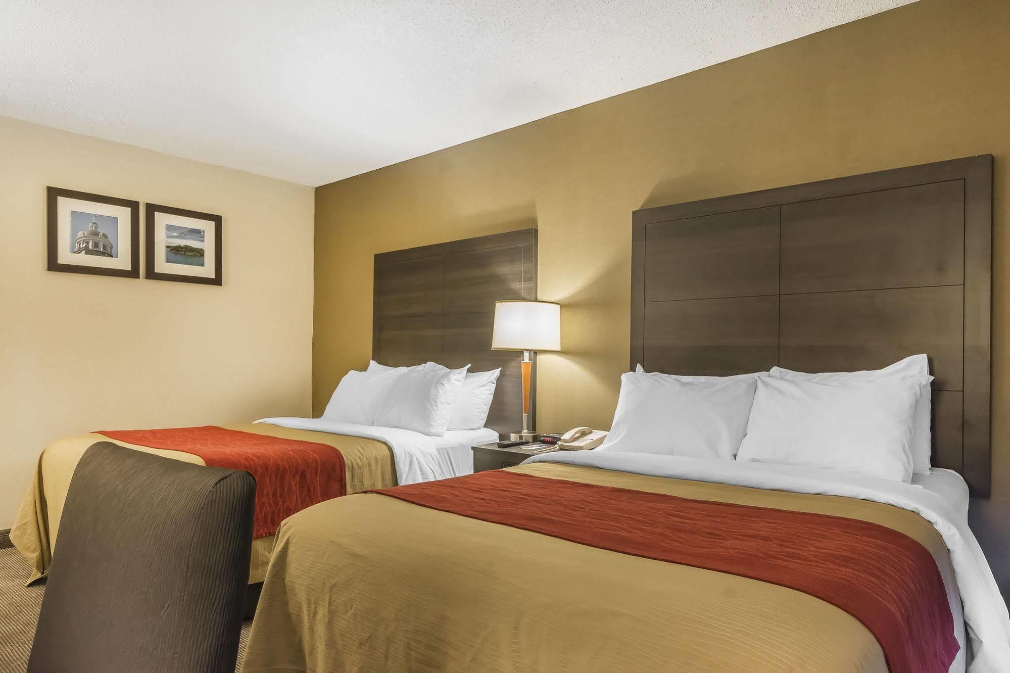 Ramada By Wyndham Kingston Motel ภายนอก รูปภาพ