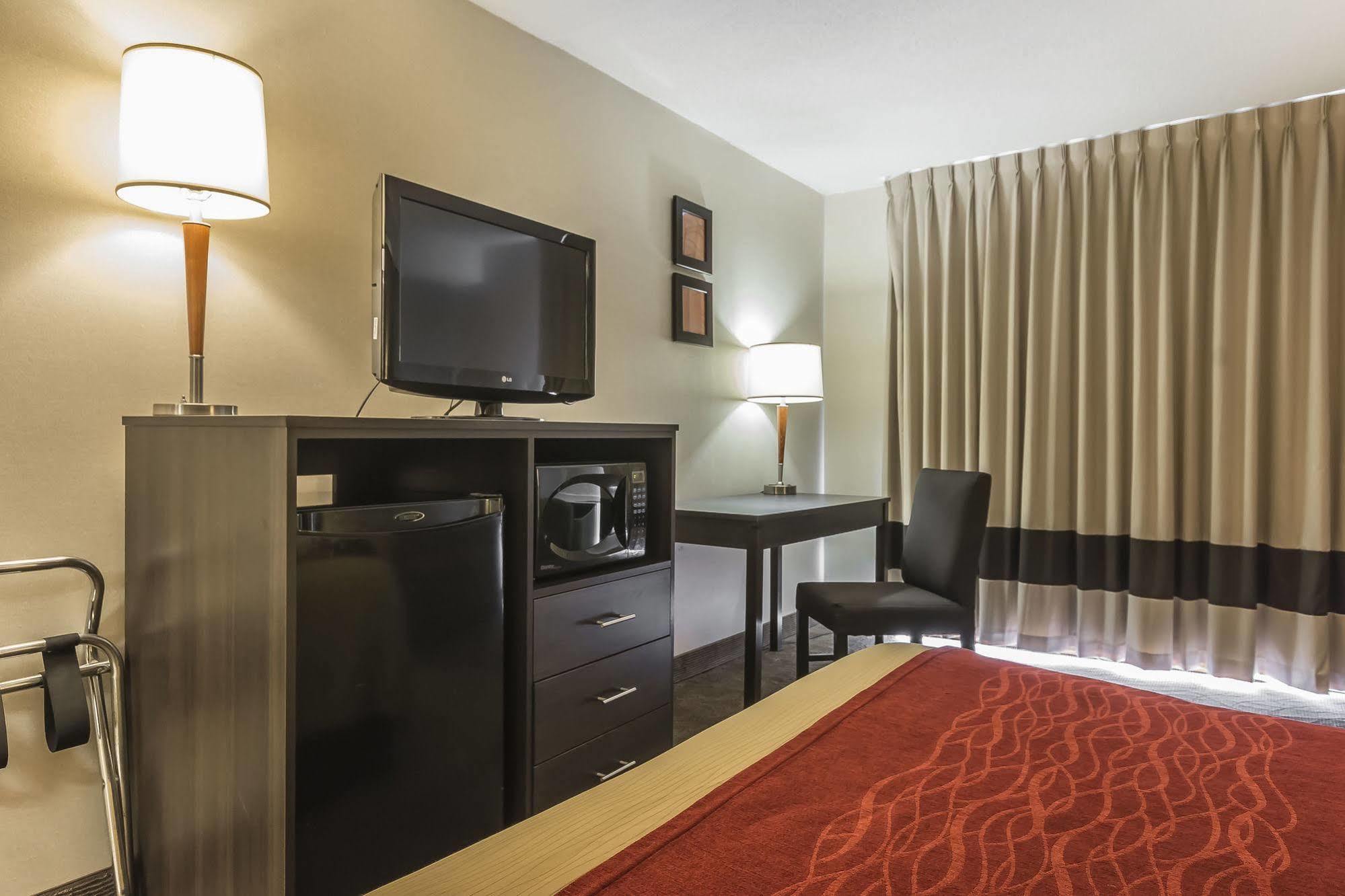 Ramada By Wyndham Kingston Motel ภายนอก รูปภาพ