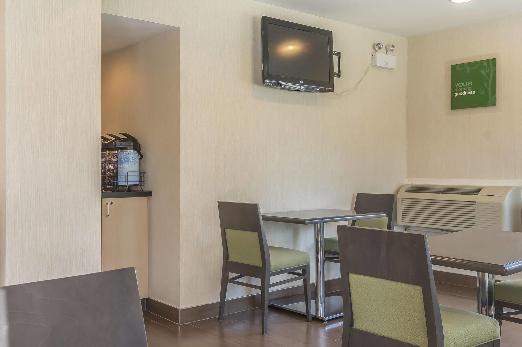 Ramada By Wyndham Kingston Motel ภายนอก รูปภาพ